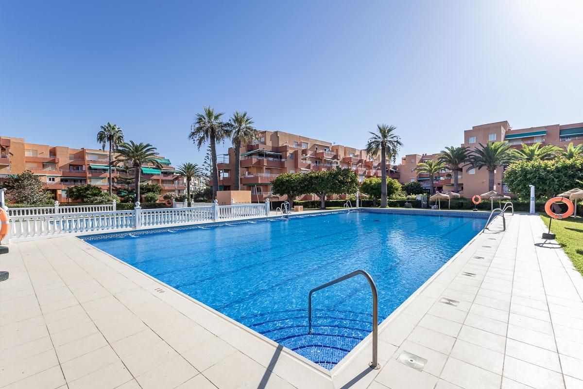 Piscina de Planta baixa en venda en Salobreña amb Terrassa i Piscina comunitària