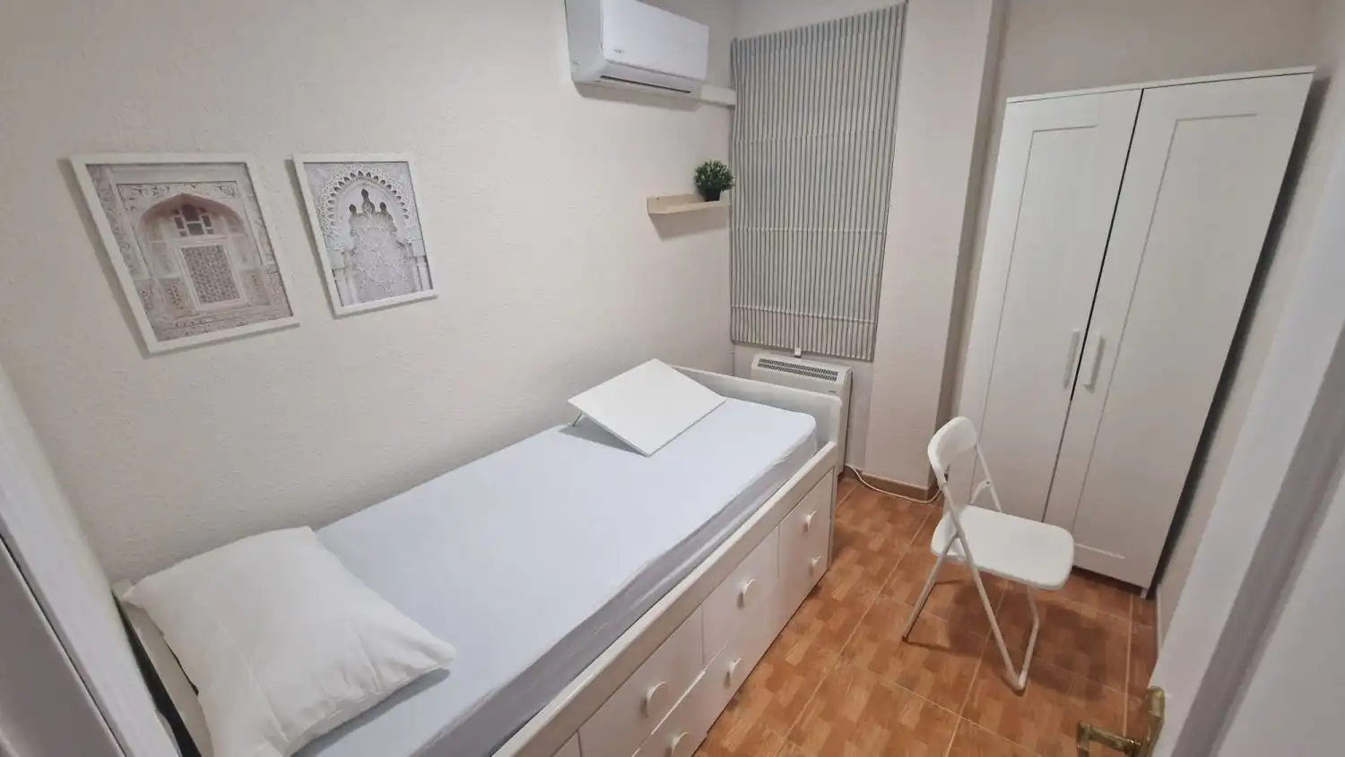 Dormitori de Pis de lloguer en Jaén amb Aire condicionat, Calefacció i Balcó