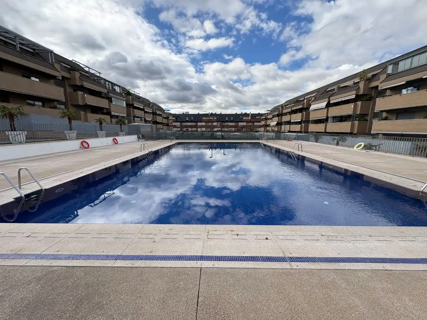 Piscina de Pis en venda en Las Rozas de Madrid amb Aire condicionat, Terrassa i Balcó