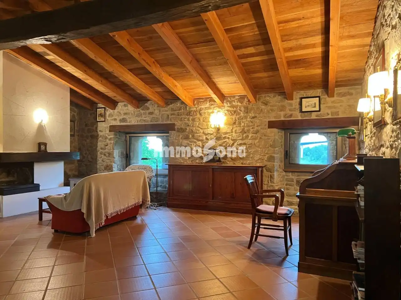 Sala d'estar de Finca rústica en venda en La Vall d'en Bas amb Calefacció, Jardí privat i Alarma