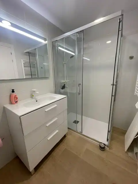 Badezimmer von Wohnung zur Miete in Alicante / Alacant mit Klimaanlage, Heizung und Möbliert