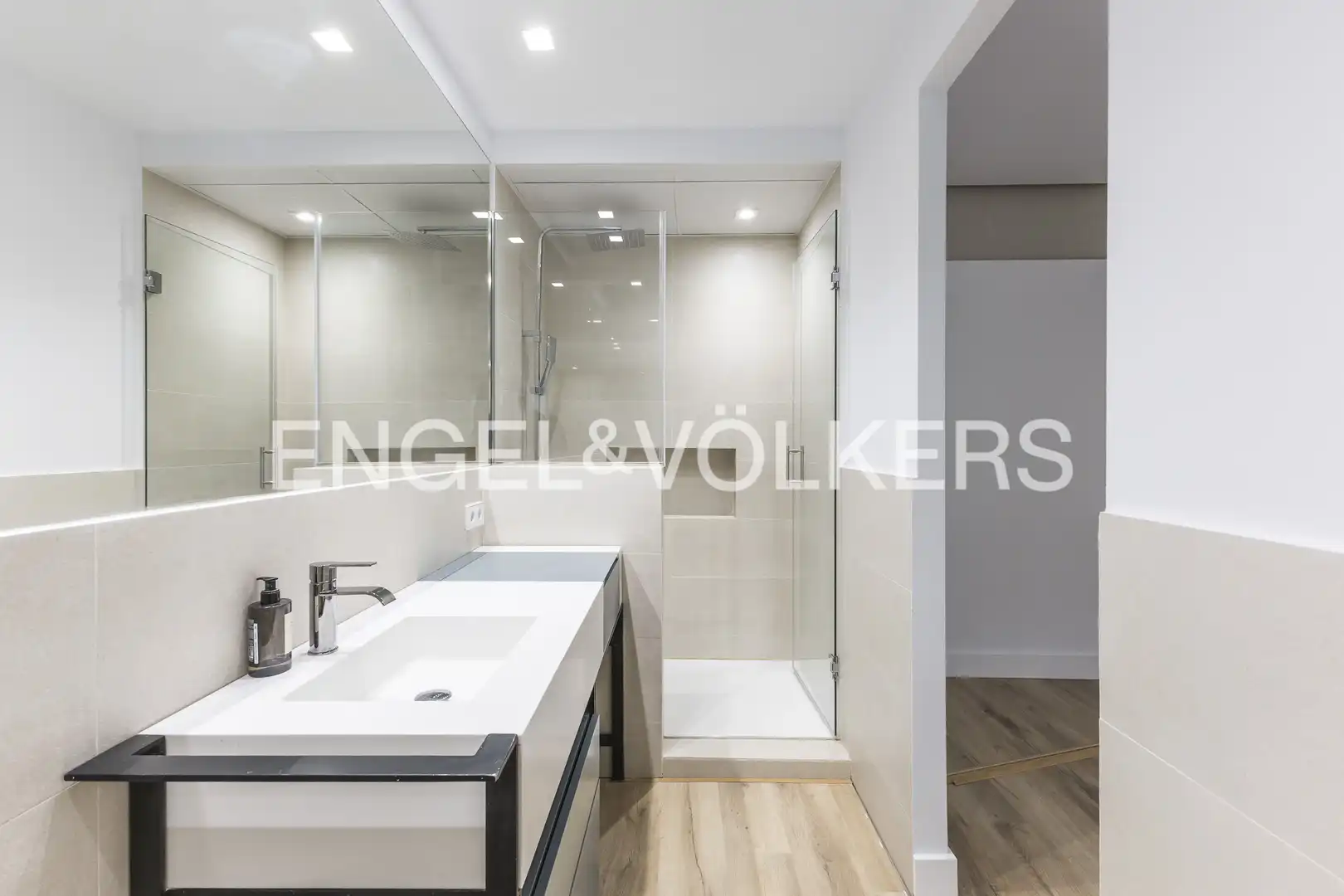Badezimmer von Wohnung zum Verkauf in Madrid mit Heizung und Möbliert