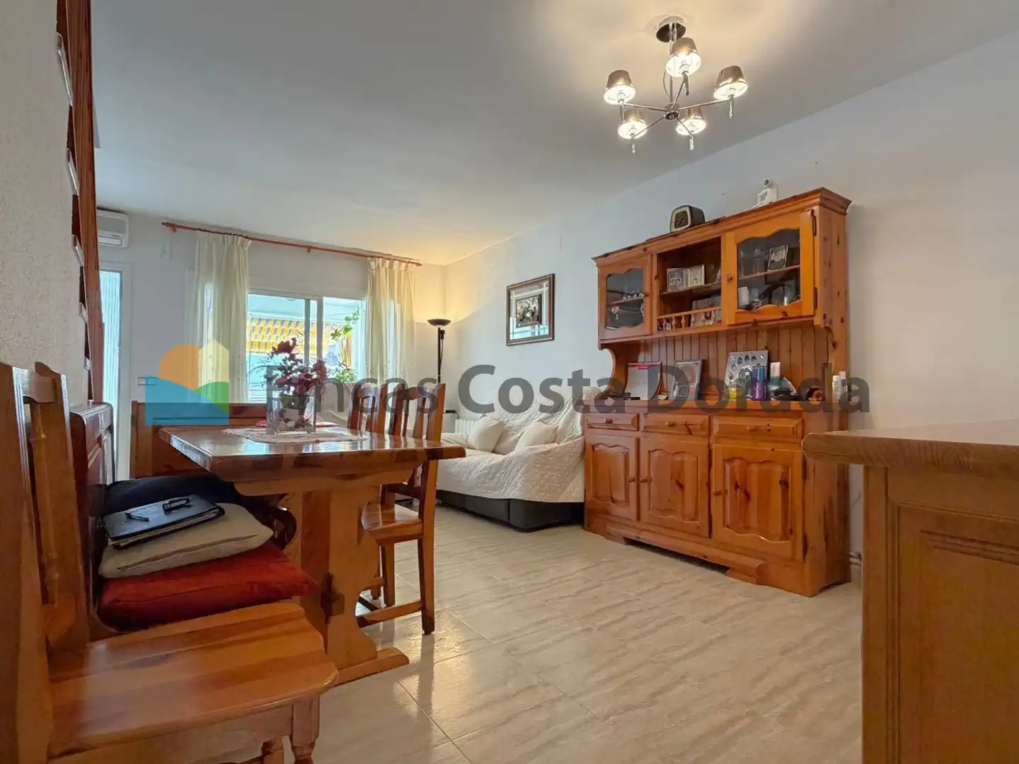 Sala d'estar de Casa adosada en venda en Cubelles amb Aire condicionat, Calefacció i Jardí privat