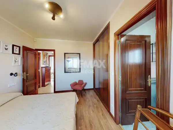 Dormitori de Casa o xalet en venda en Nigrán amb Calefacció, Jardí privat i Parquet