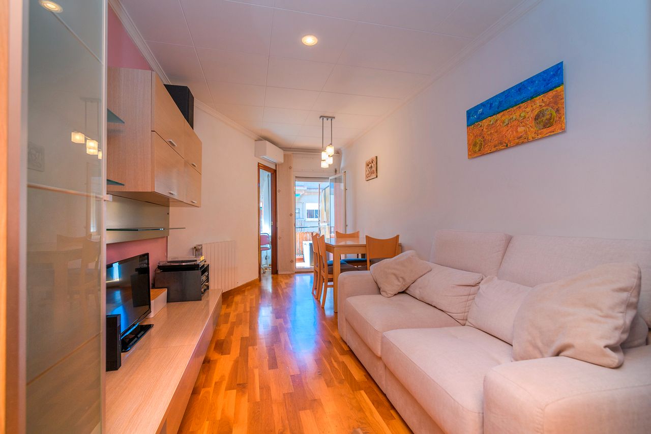 Sala d'estar de Pis en venda en Cornellà de Llobregat amb Aire condicionat, Calefacció i Parquet