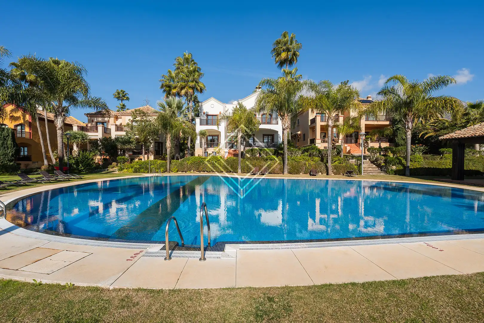 Chalet con piscina en venta en Milla de Oro, imagen 32