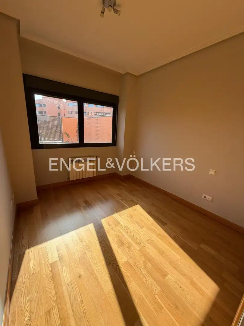 Habitación de Apartamento de alquiler en San Sebastián de los Reyes con Aire acondicionado, Calefacción y Jardín privado
