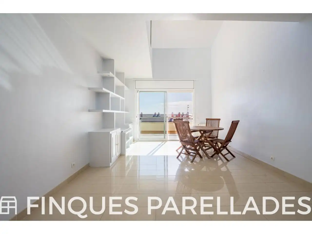 Wohnzimmer von Dachboden zum Verkauf in Sitges mit Heizung, Terrasse und Abstellraum