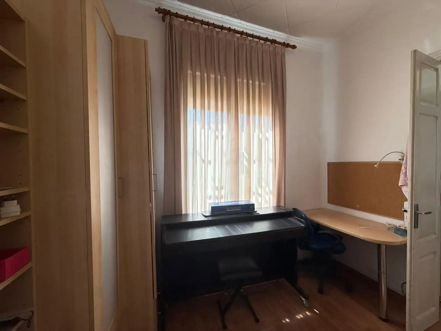 Schlafzimmer von Einfamilien-Reihenhaus zum Verkauf in Sabadell mit Terrasse, Abstellraum und Ofen