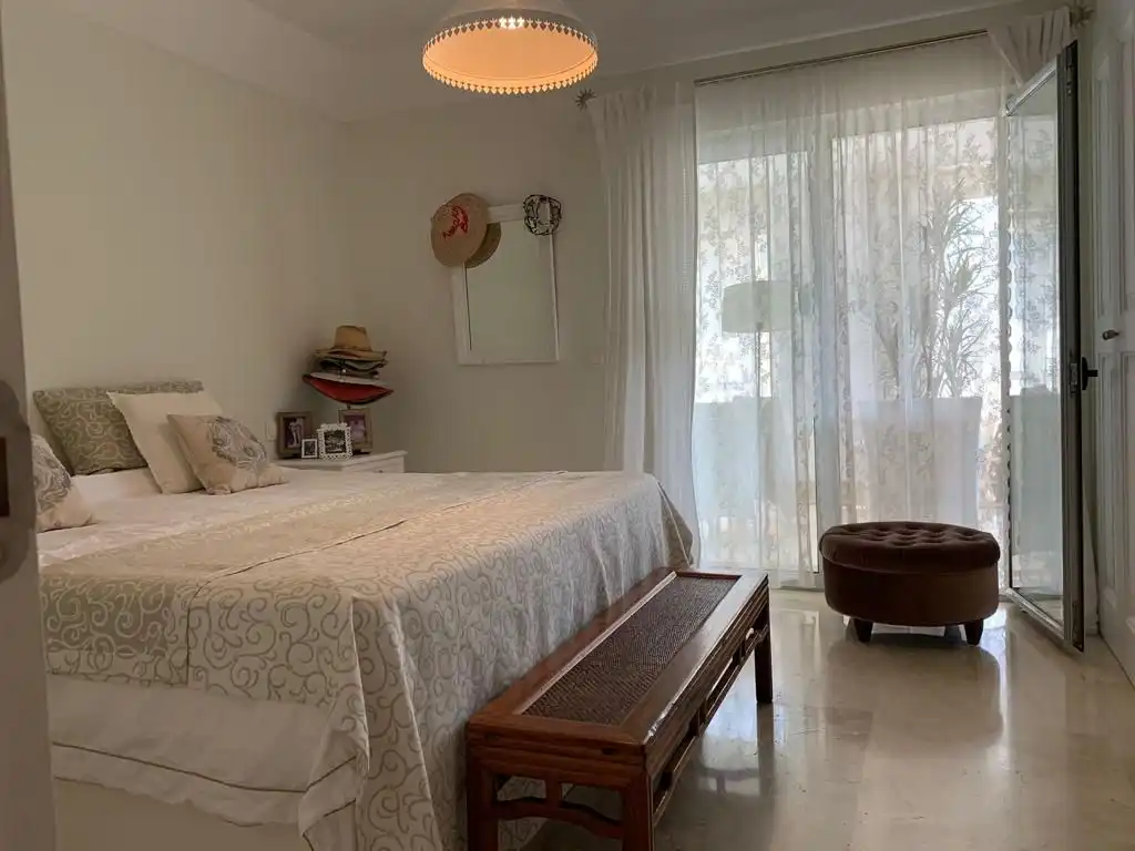 Habitación de Apartamento en venta en Sotogrande con Aire acondicionado, Calefacción y Jardín privado