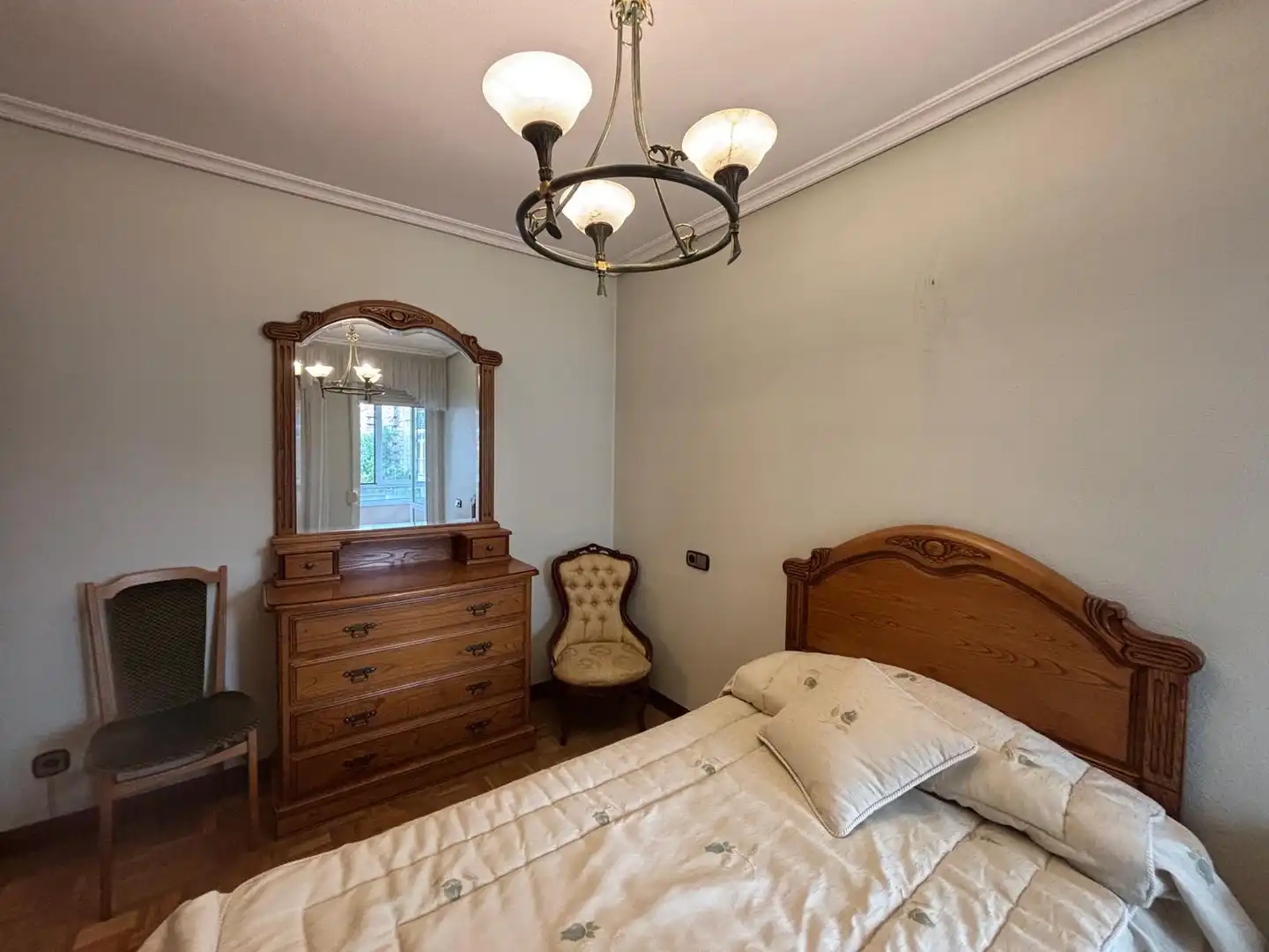 Habitación de Piso de alquiler en  Pamplona / Iruña con Calefacción, Parquet y Amueblado