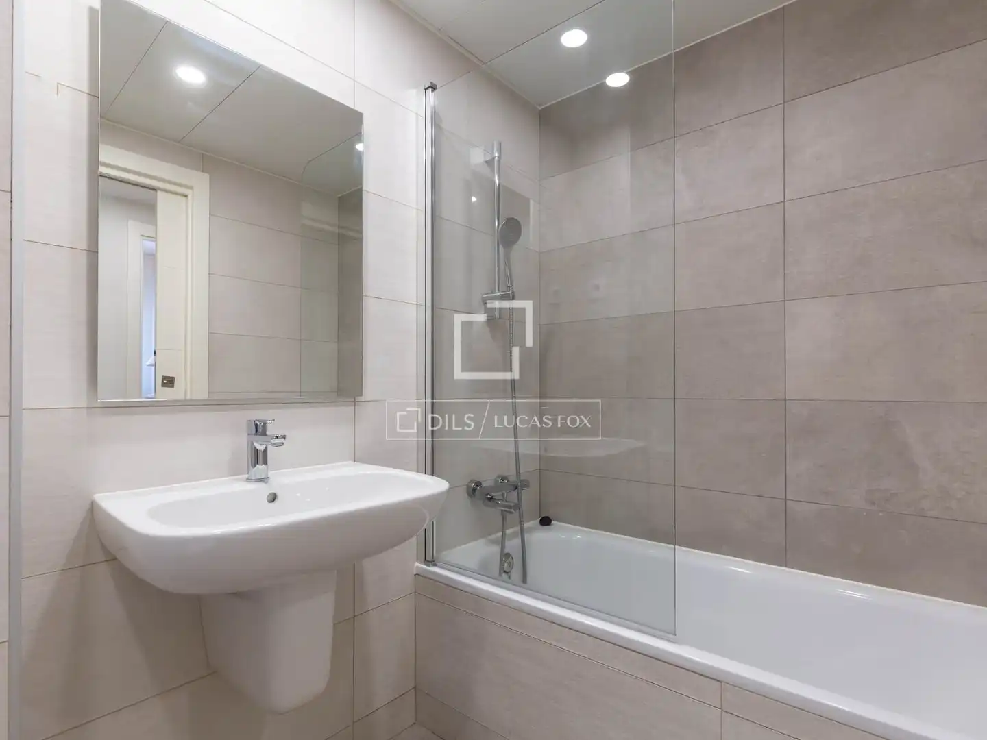 Baño de Piso de alquiler en Sant Feliu de Llobregat con Aire acondicionado, Terraza y Trastero