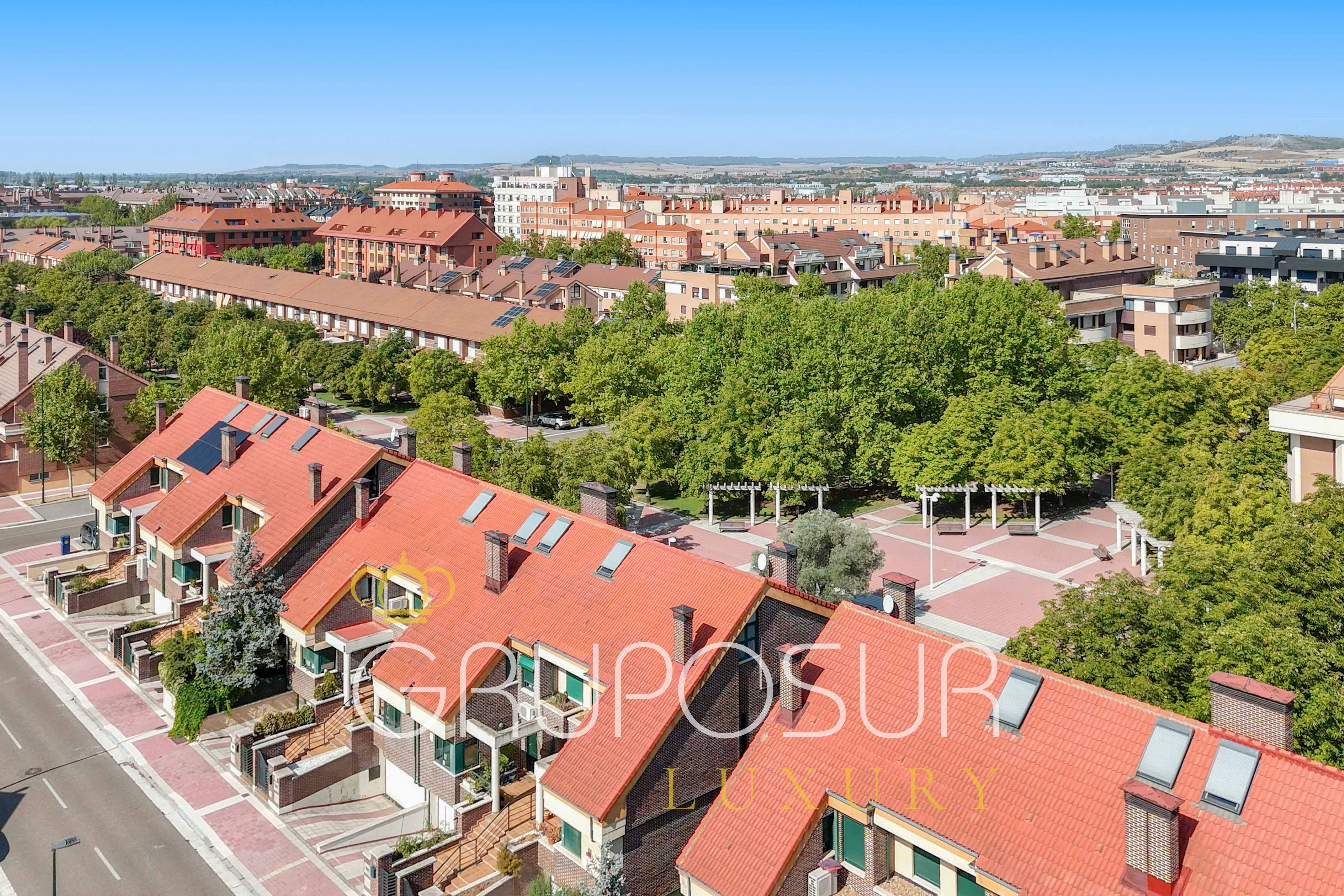Vista exterior de Casa adosada en venda en Valladolid Capital amb Aire condicionat, Calefacció i Jardí privat