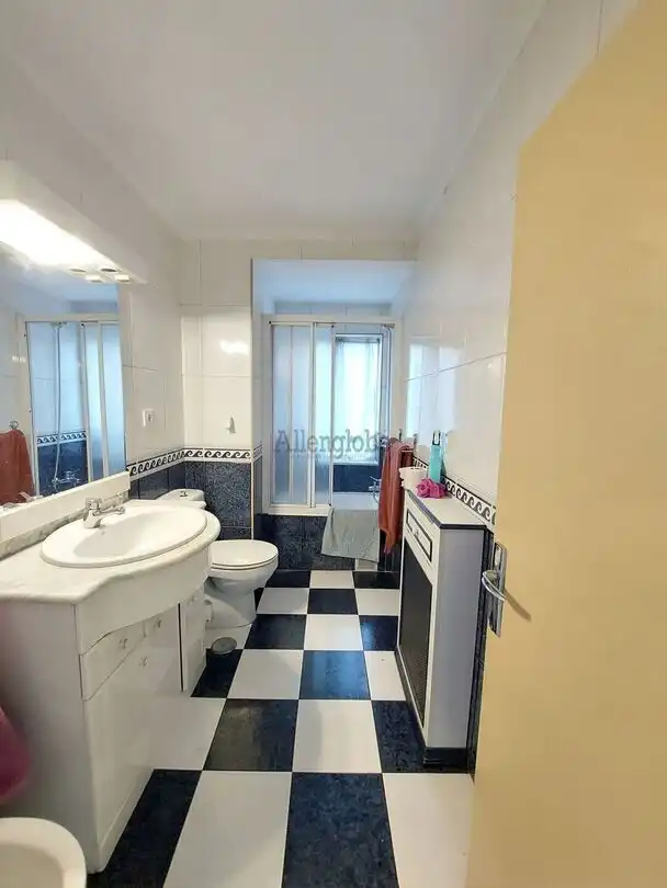 Baño de Piso en venta en Oviedo  con Calefacción