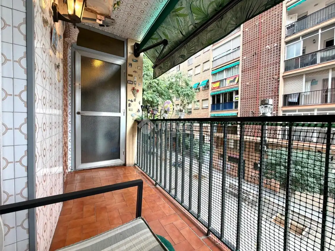 Flat with terrace for sale in Salut - Lloreda, imagen 3