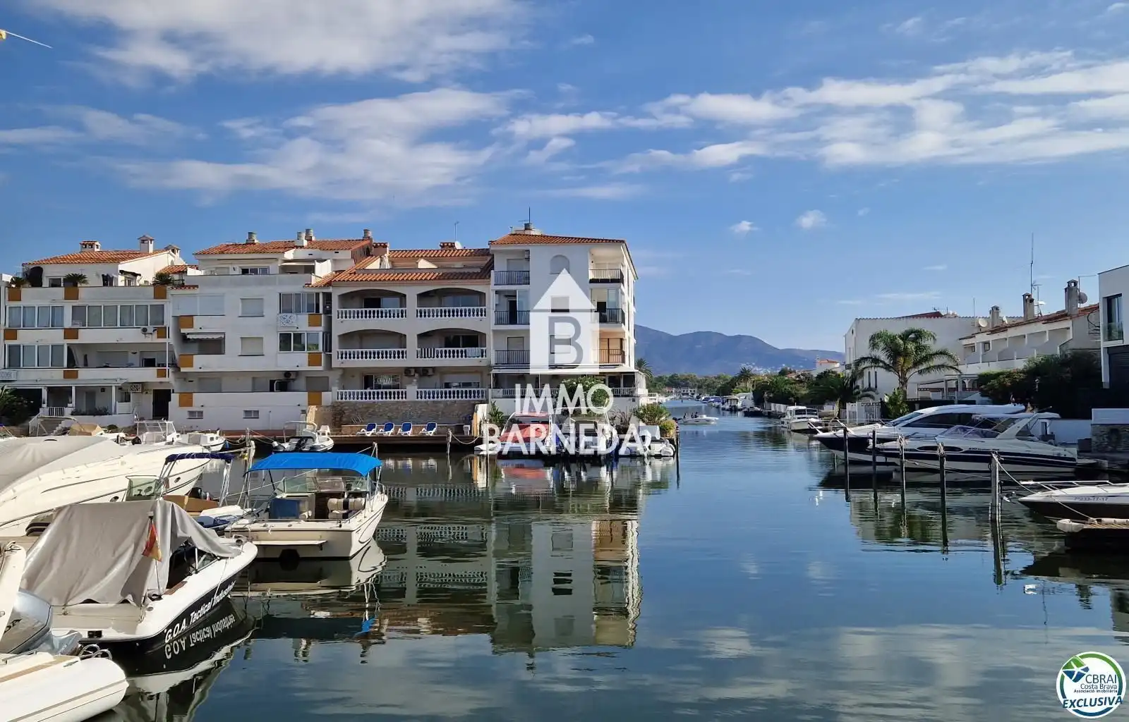 Vista exterior de Pis en venda en Empuriabrava amb Aire condicionat, Calefacció i Terrassa
