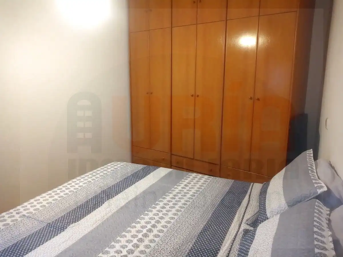 Dormitori de Apartament de lloguer en Oviedo  amb Calefacció, Parquet i Moblat