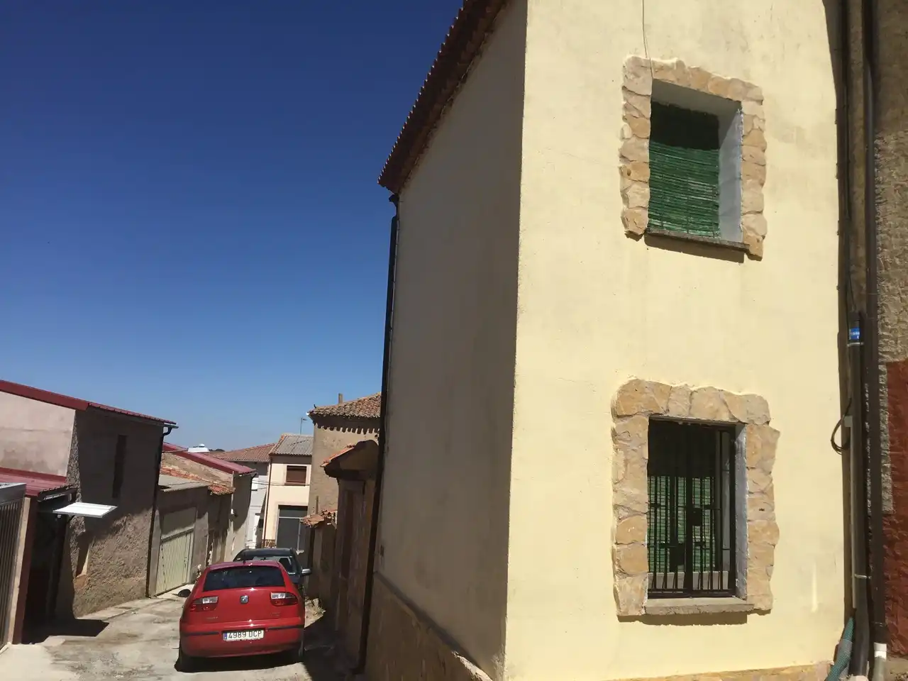 Vista exterior de Casa adosada en venda en Villamayor de los Montes amb Calefacció, Parquet i Moblat