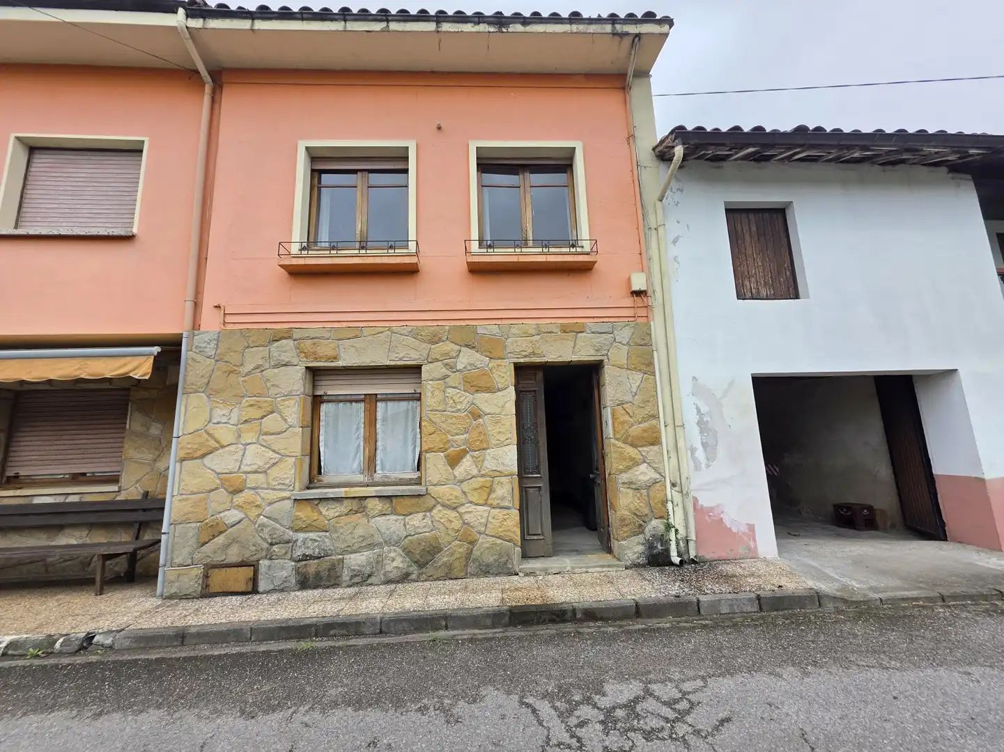 Vista exterior de Casa adosada en venda en Nava amb Calefacció i Traster