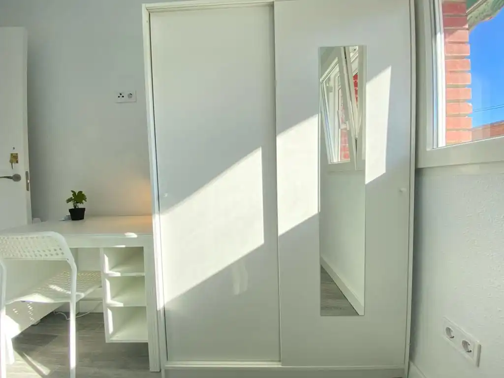 Room in Calle Encarnación Oviol, 43, Los Rosales