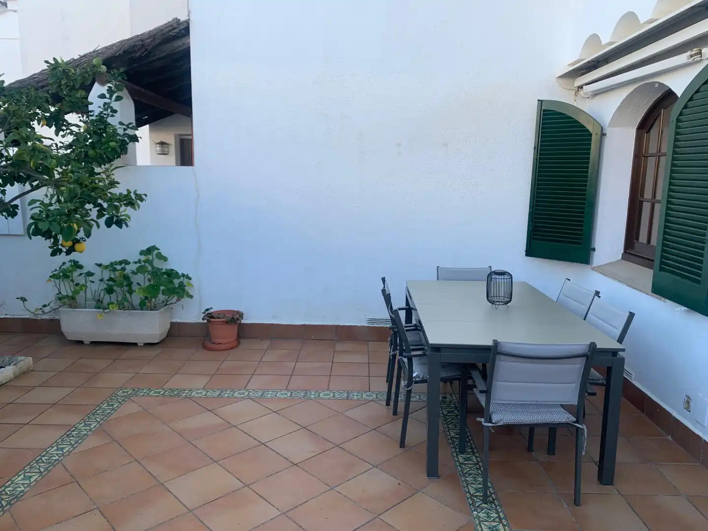 Terrasse von Einfamilien-Reihenhaus zum Verkauf in Torredembarra mit Klimaanlage, Heizung und Privatgarten