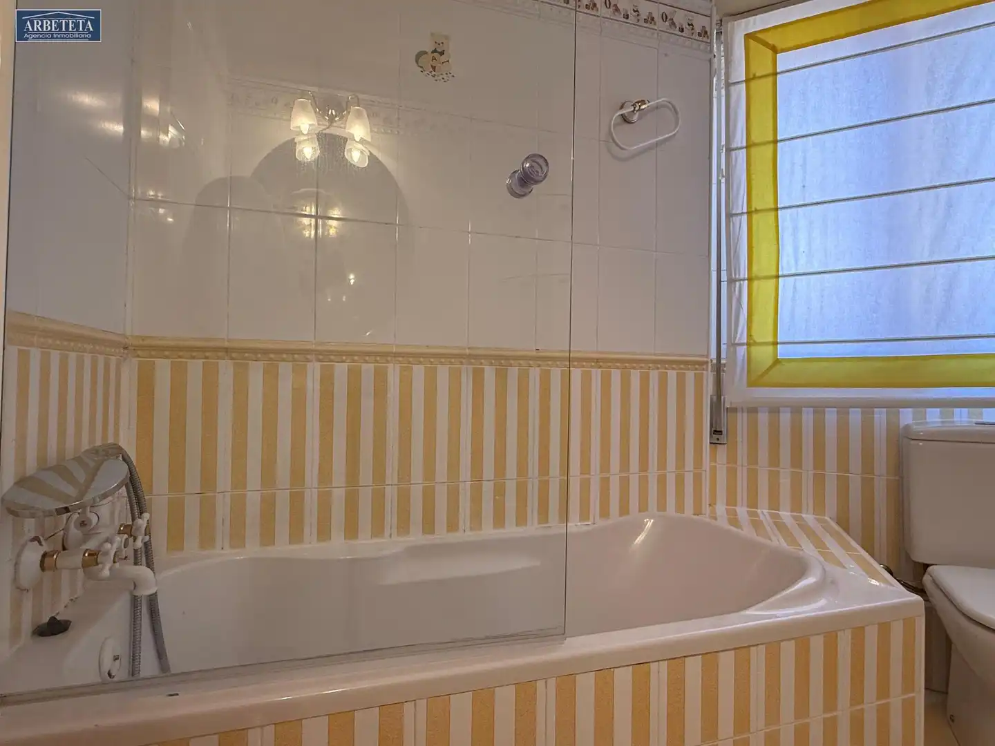 Badezimmer von Wohnung zur Miete in Guadalajara mit Parkett