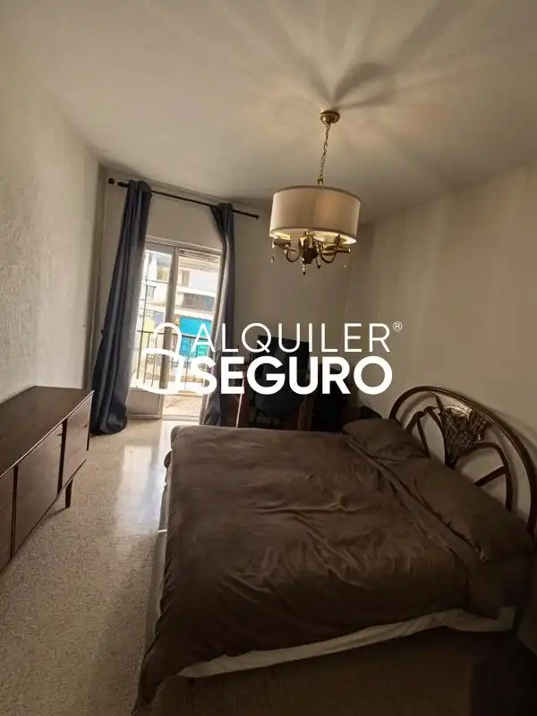Habitación de Piso de alquiler en Granada con Terraza y Amueblado