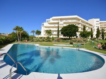 Pis amb piscina en venda a Calle Camelia 75