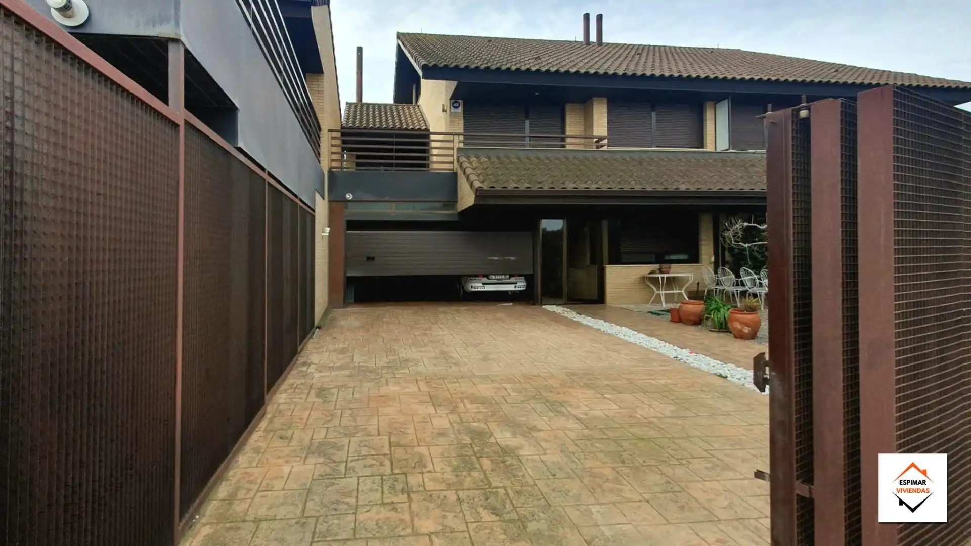 Parkplatz von Einfamilien-Reihenhaus zum Verkauf in Villanueva de Gállego mit Heizung, Privatgarten und Terrasse