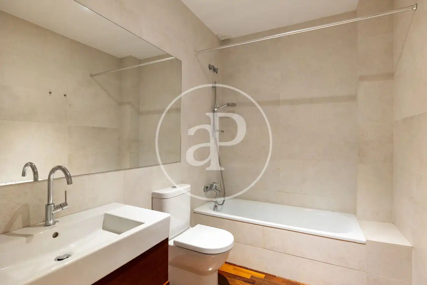 Baño de Casa adosada en venta en Barcelona con Calefacción, Jardín privado y Terraza