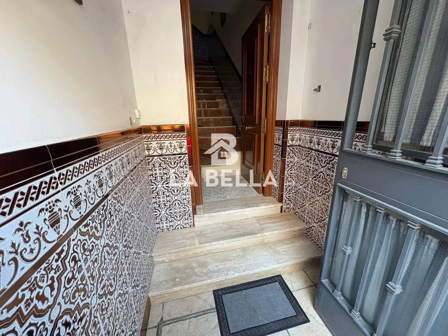 Vista exterior de Casa o xalet en venda en Sevilla amb Aire condicionat, Terrassa i Moblat