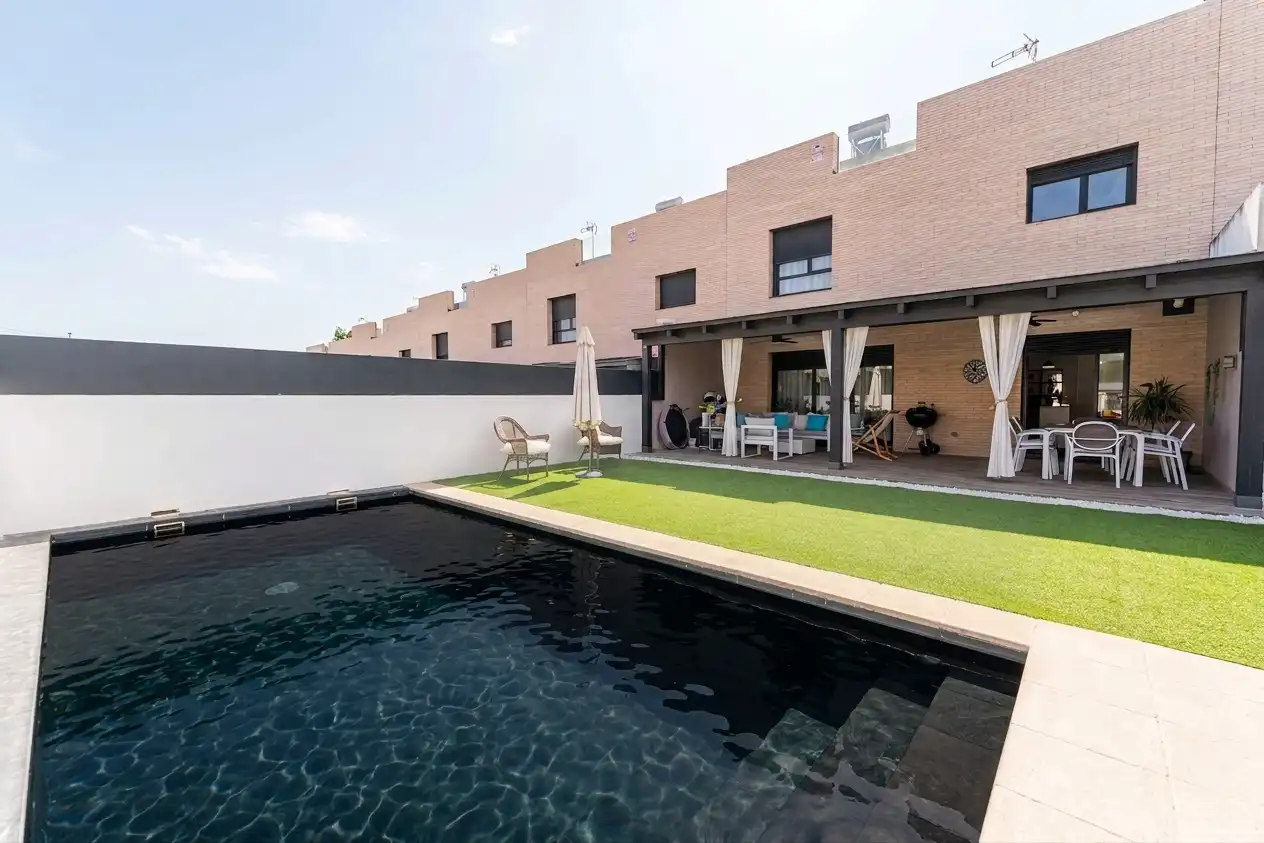 Reihenhaus mit Pool zum Verkauf in Calle de Murillo 54