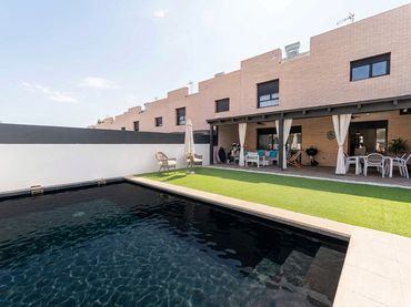 Adossat amb piscina en venda a Calle de Murillo 54