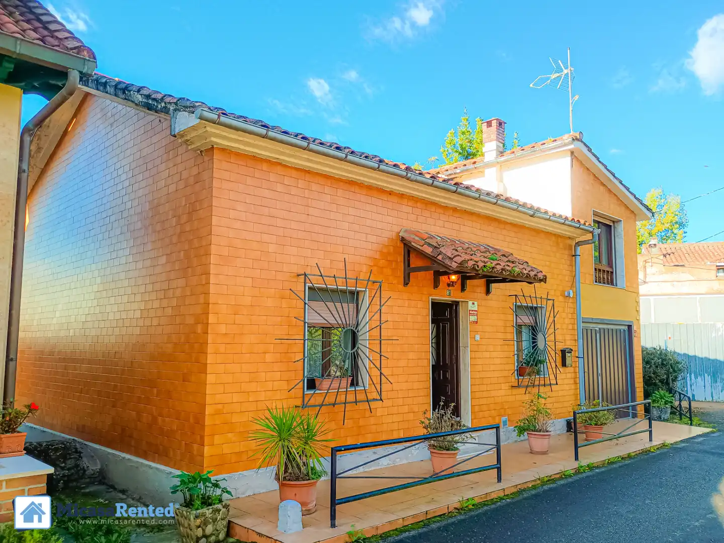 Vista exterior de Casa o chalet en venta en Castañeda con Calefacción, Jardín privado y Amueblado