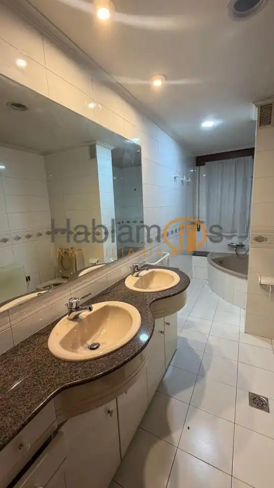 Baño de Piso en venta en Pontevedra Capital  con Calefacción, Parquet y Trastero