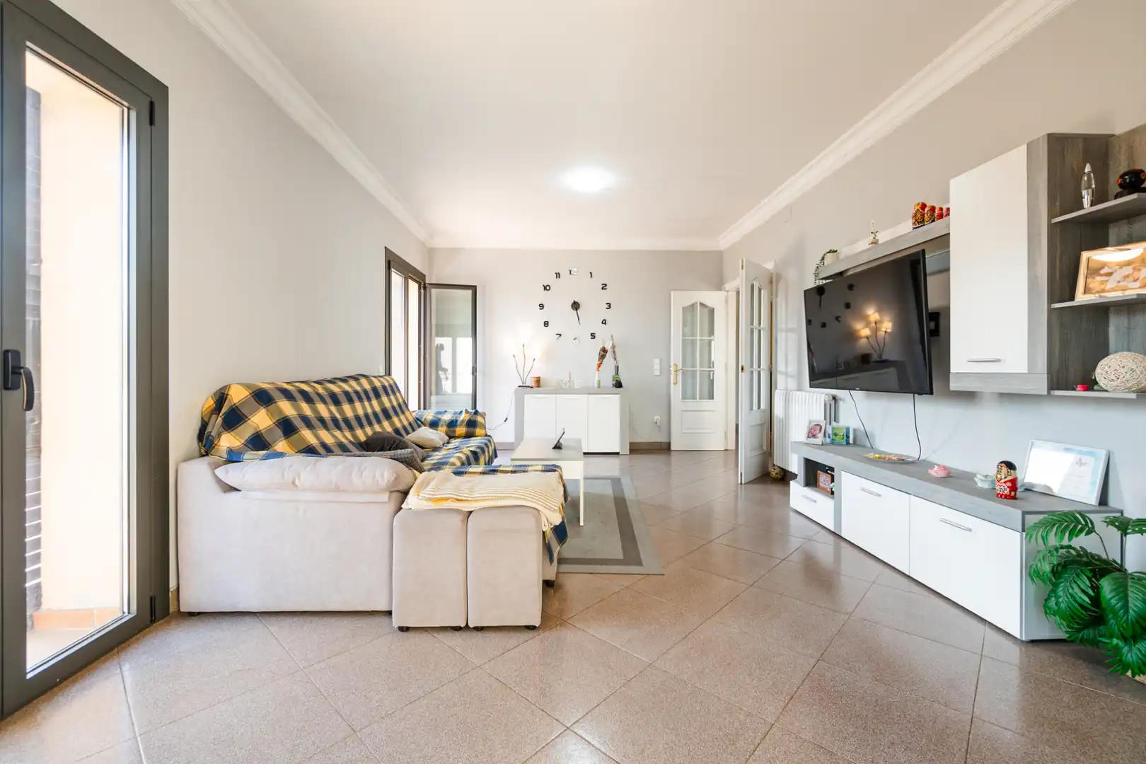 Sala d'estar de Casa o xalet en venda en Borrassà amb Aire condicionat, Calefacció i Jardí privat