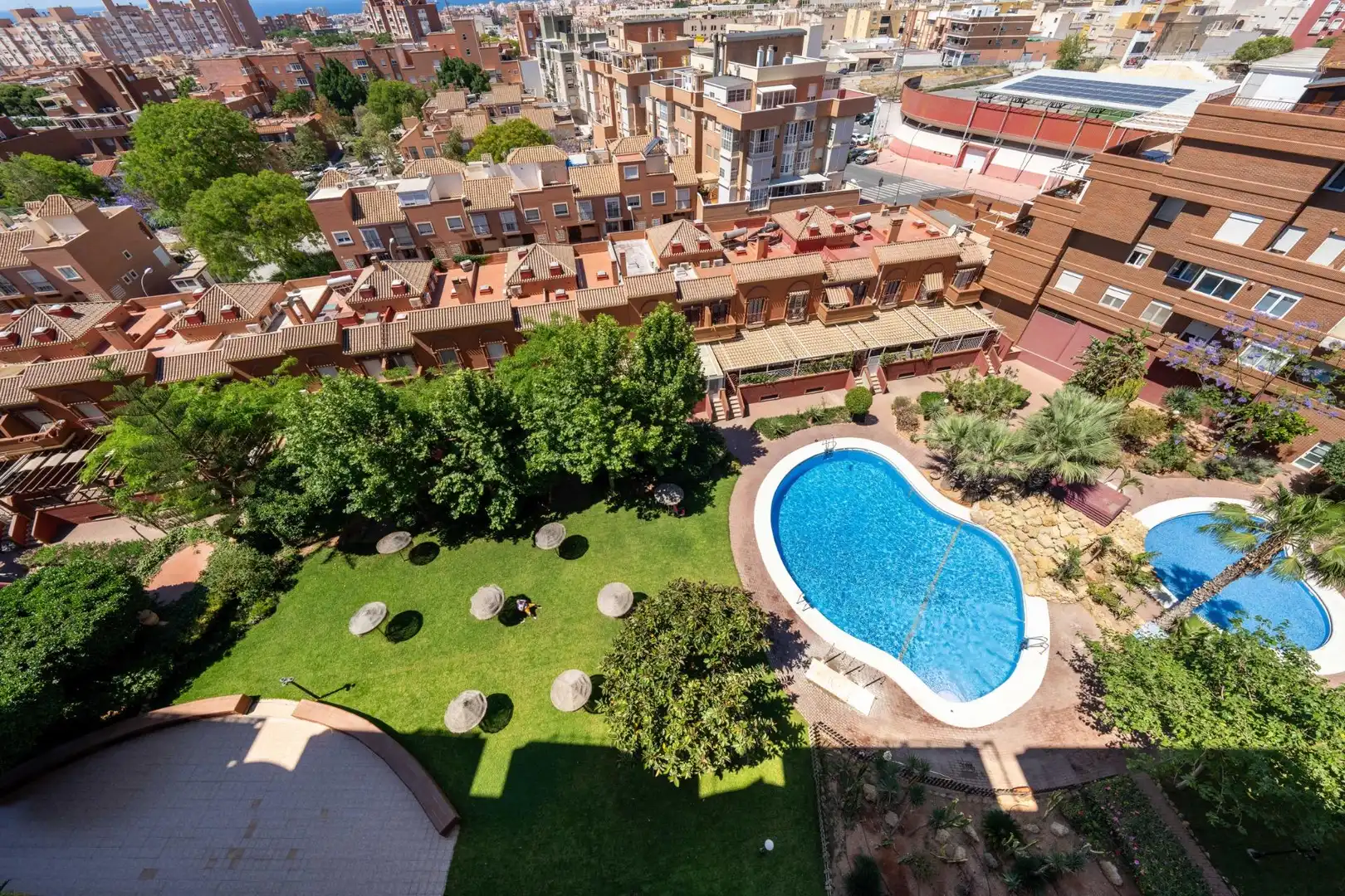 Piscina de Ático de alquiler en Almería con Aire acondicionado, Calefacción y Jardín privado