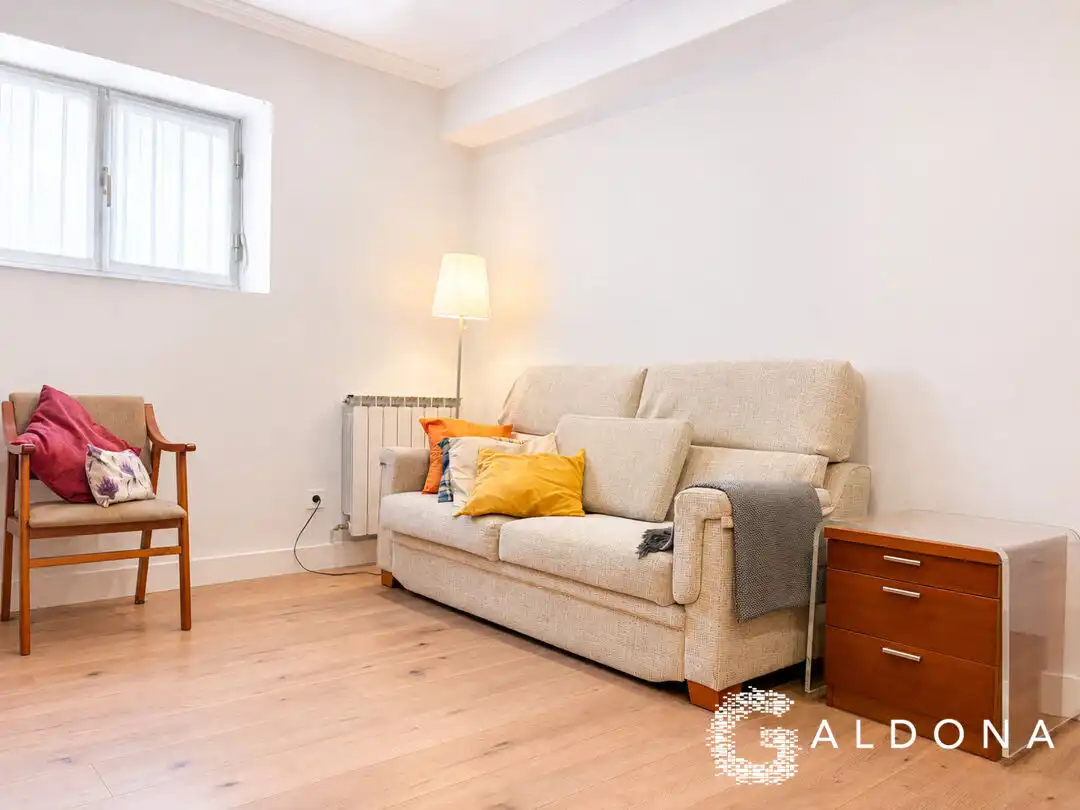 Wohnzimmer von Wohnung zur Miete in Donostia - San Sebastián  mit Heizung, Ofen und Waschmaschine