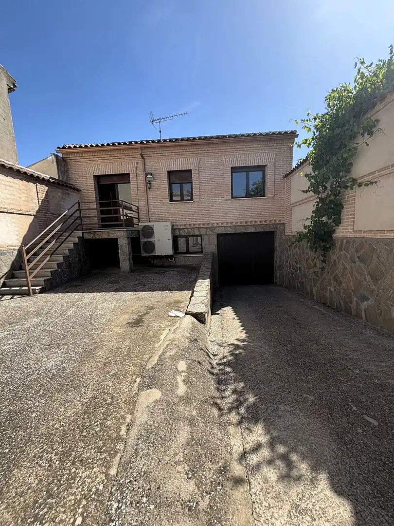 Vista exterior de Casa o xalet en venda en Polán amb Aire condicionat, Calefacció i Jardí privat