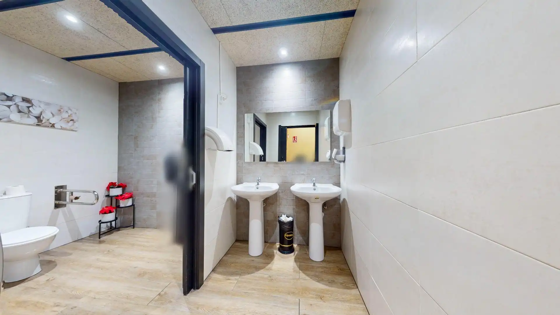 Baño de Local en traspaso en Málaga con Aire acondicionado, Terraza y Amueblado