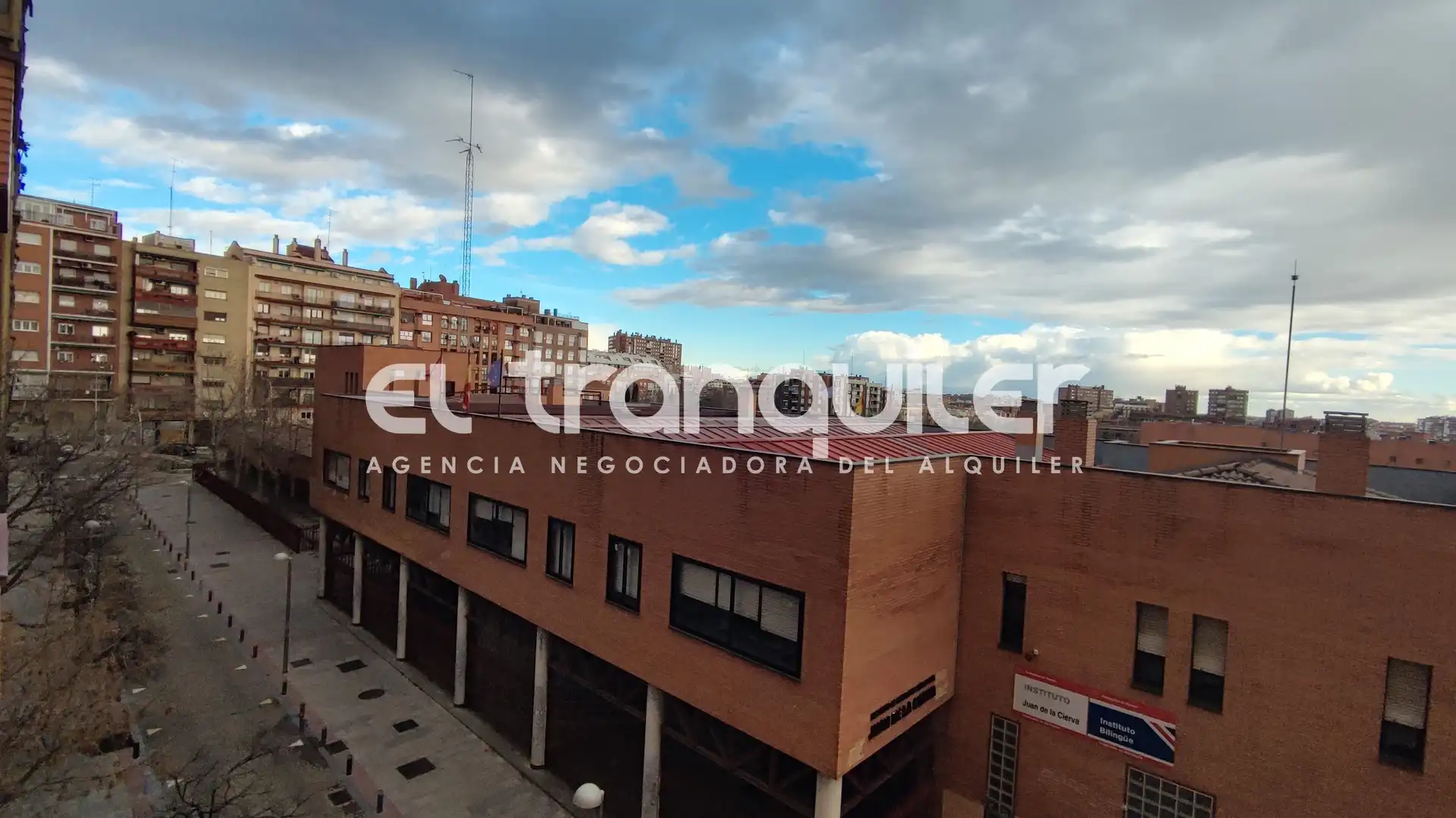 Vista exterior de Pis de lloguer en Madrid amb Aire condicionat, Parquet i Piscina