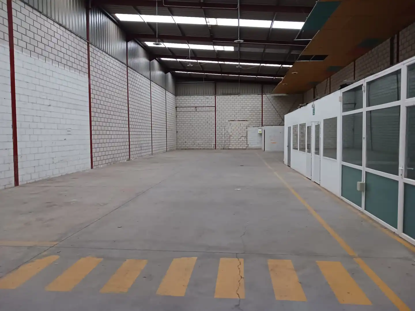 Parkplatz von Fabrikhallen zur Miete in Larache