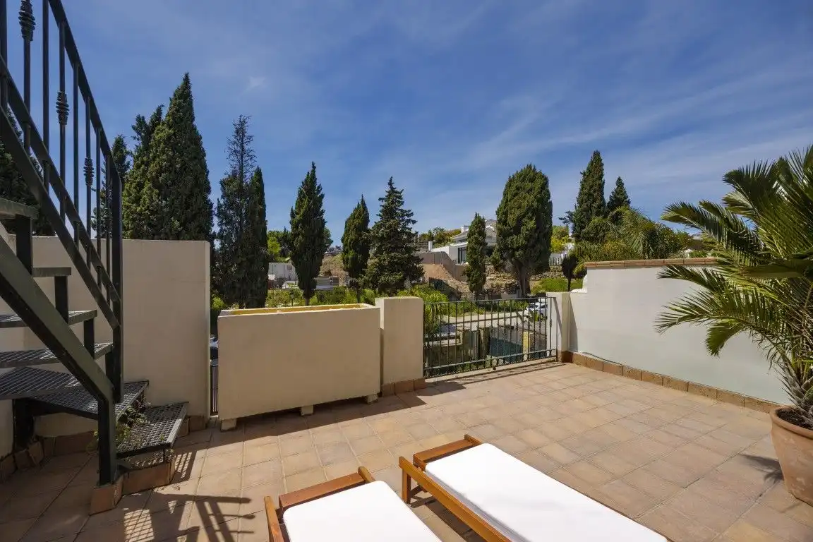 Terrasse von Einfamilien-Reihenhaus zum Verkauf in Marbella mit Klimaanlage, Heizung und Privatgarten
