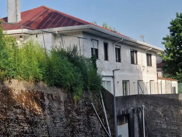 Chalet con piscina en venta en Calle Roble