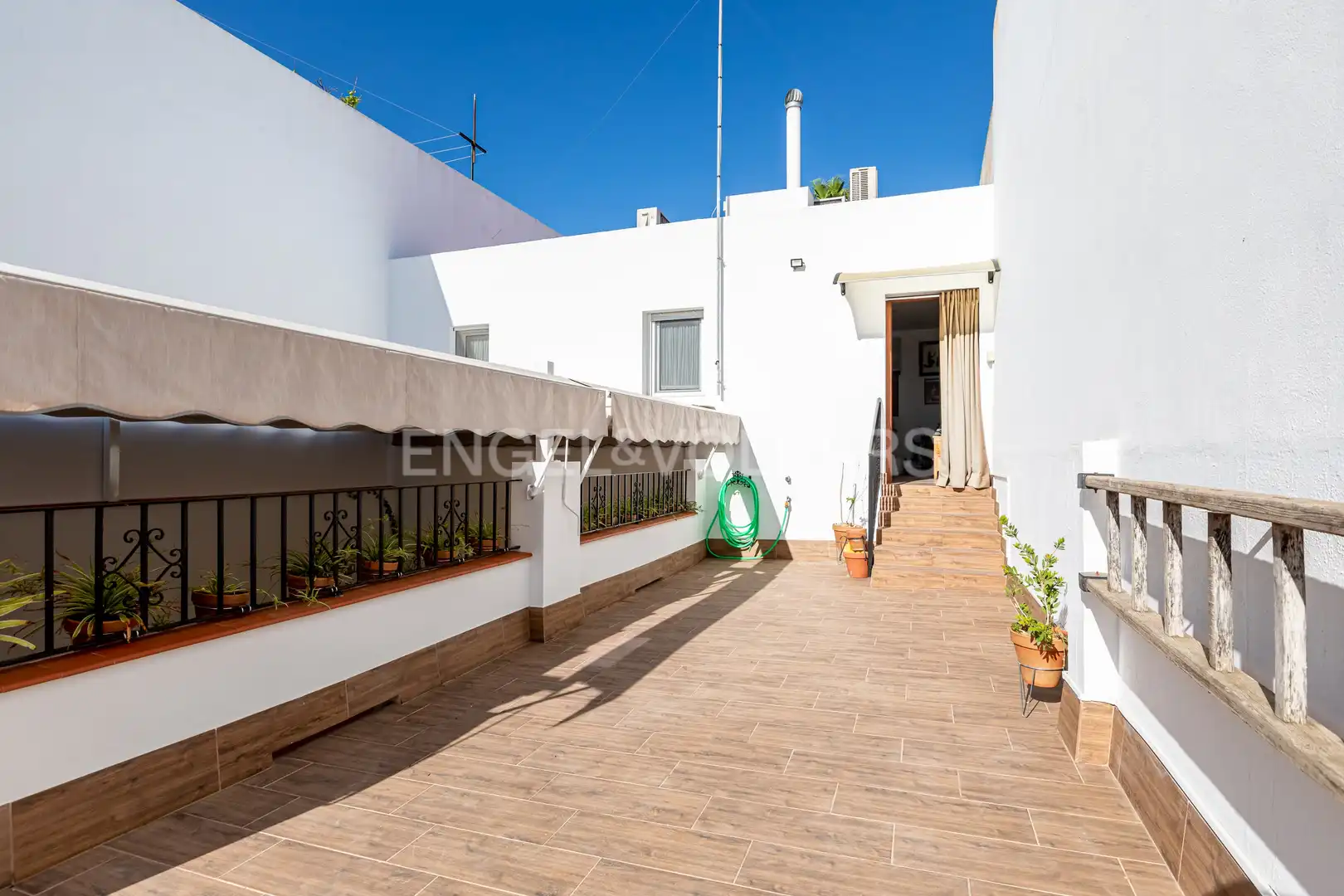 Vista exterior de Casa o xalet en venda en Utrera amb Aire condicionat, Calefacció i Terrassa