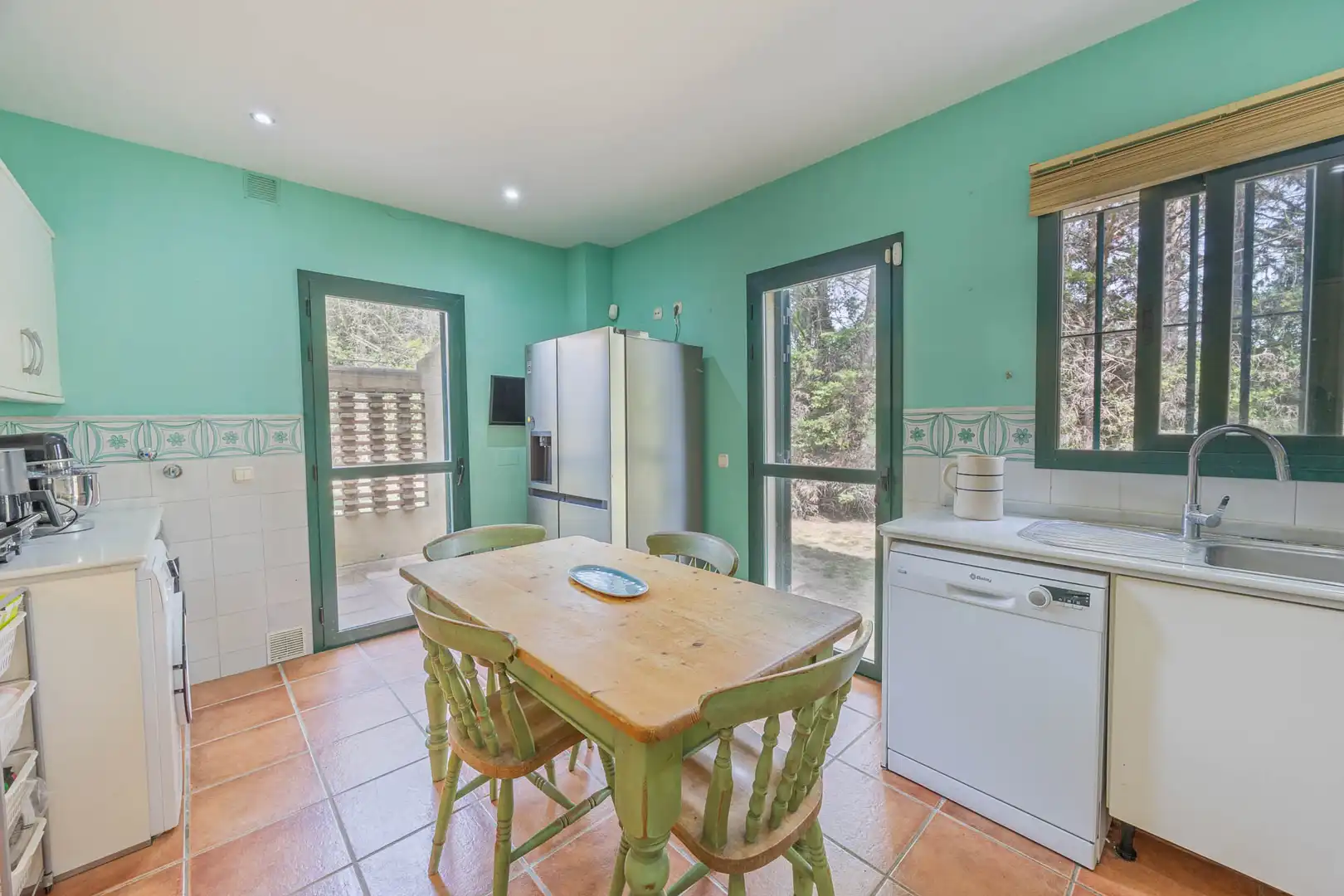 Cuina de Casa adosada en venda en Sotogrande amb Jardí privat, Terrassa i Piscina