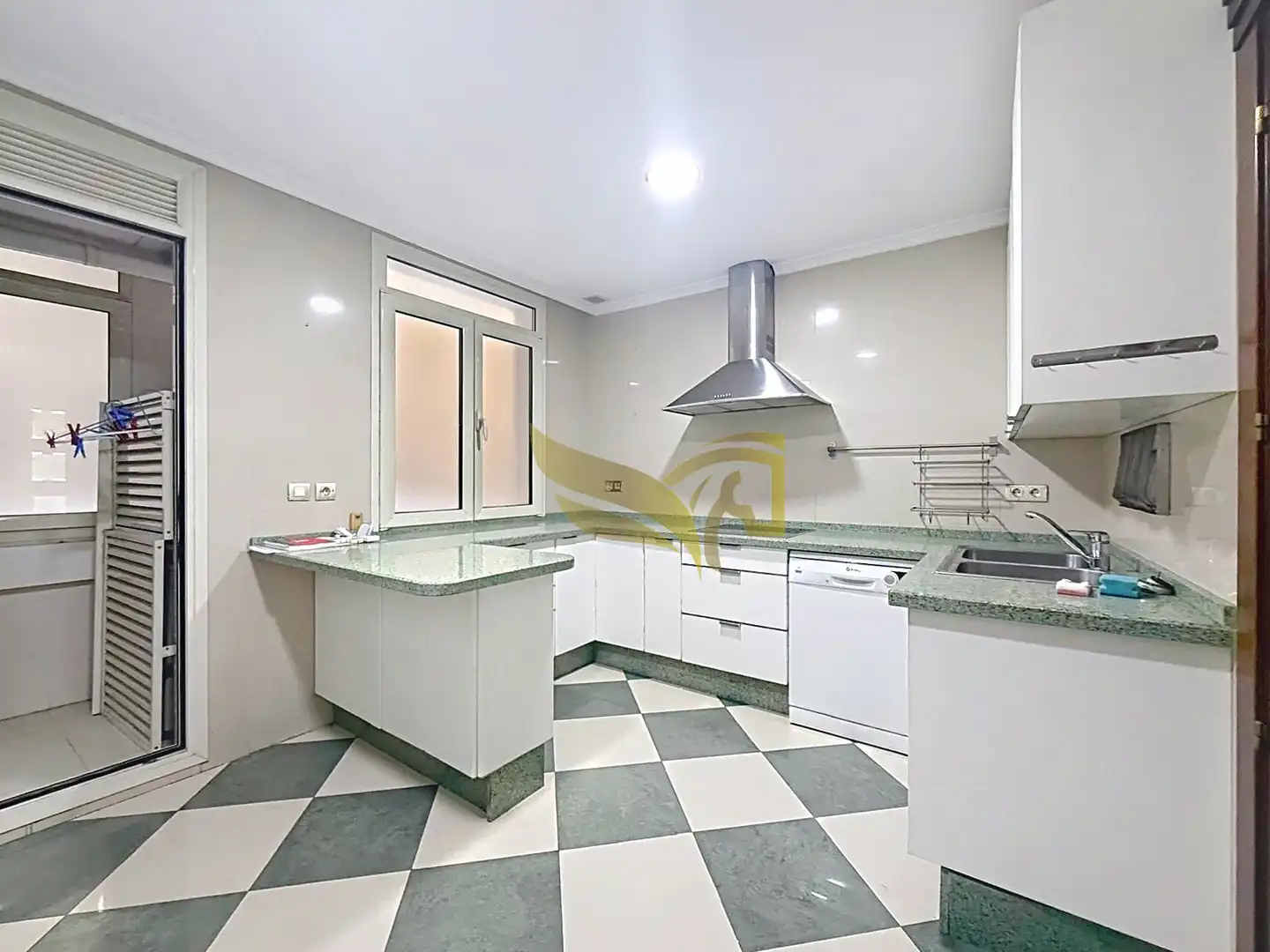 Küche von Wohnung zum Verkauf in Sevilla mit Klimaanlage und Heizung