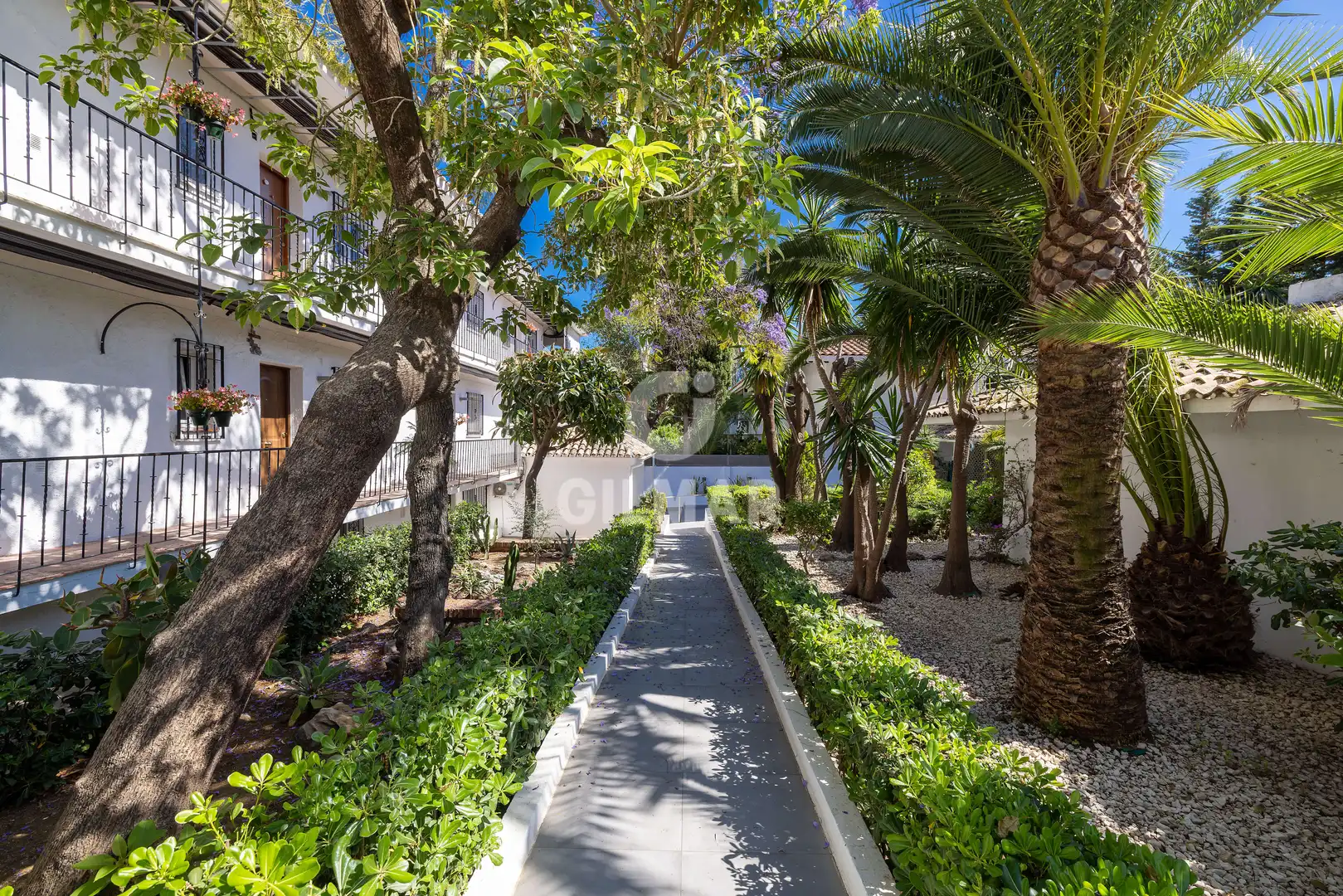 Vista exterior de Pis en venda en Marbella amb Calefacció, Jardí privat i Piscina