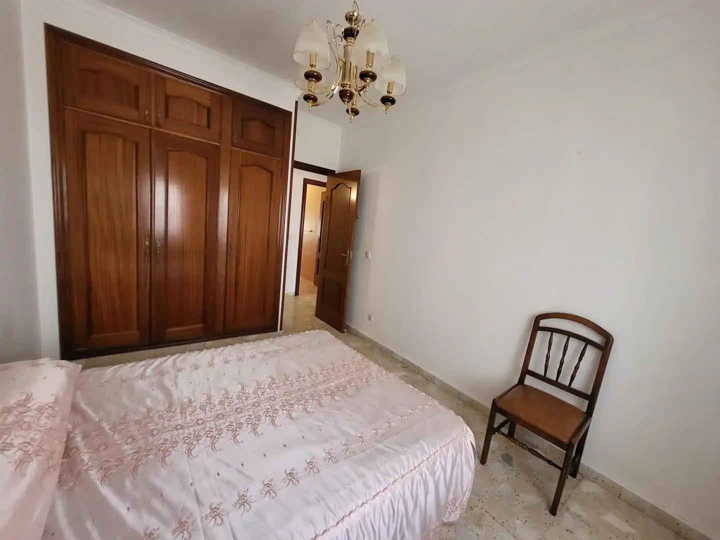 Dormitori de Casa o xalet en venda en Sisante amb Calefacció, Terrassa i Moblat