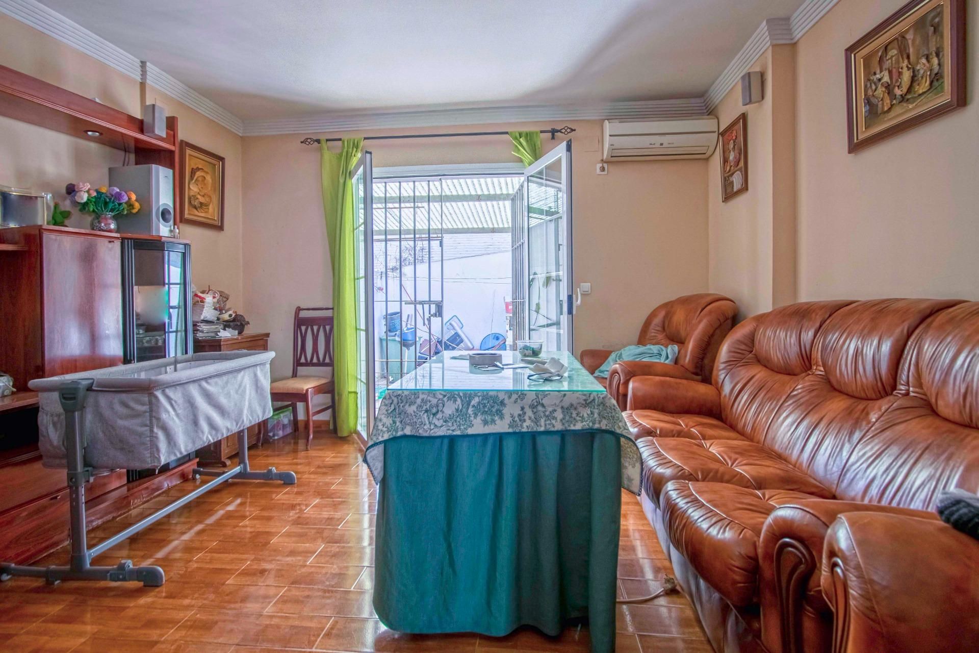 Sala d'estar de Casa adosada en venda en  Sevilla Capital amb Aire condicionat, Terrassa i Traster